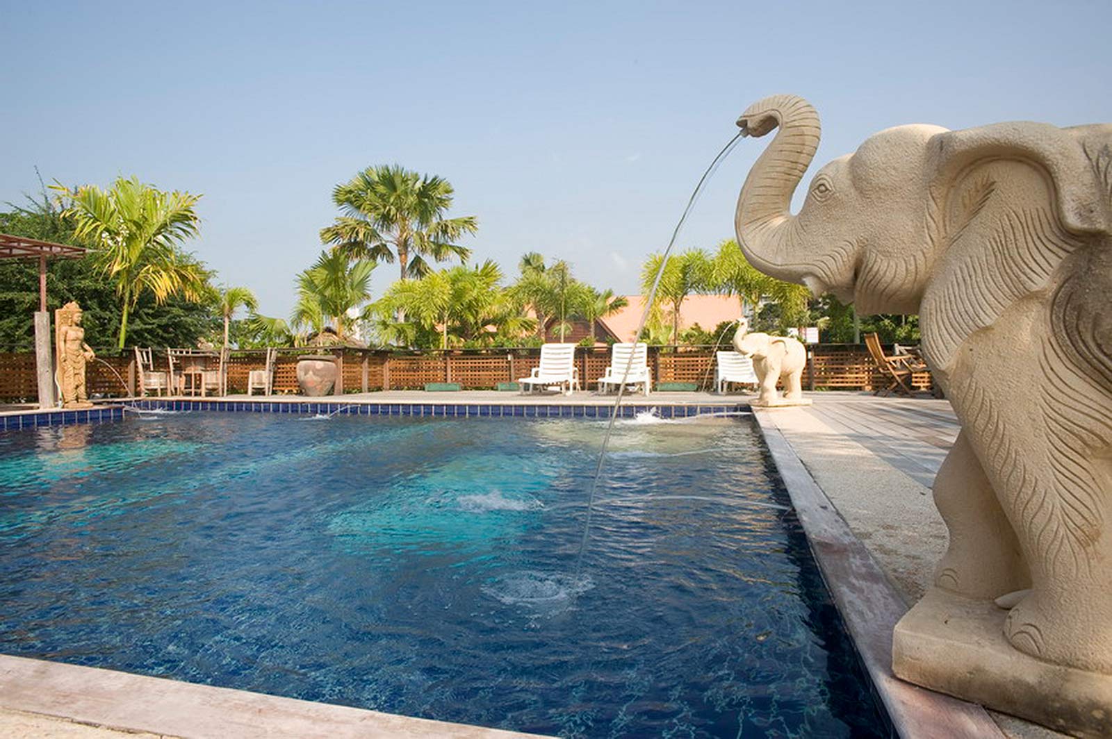 Swimming pool Inrawadee Resort Pattaya